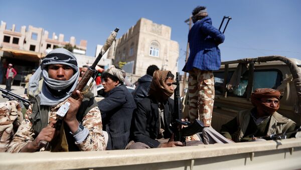 Houthi fighters ride on the back of a truck as clashes with forces loyal to Yemen's former president Ali Abdullah Saleh continue in Sanaa, Yemen - Sputnik International