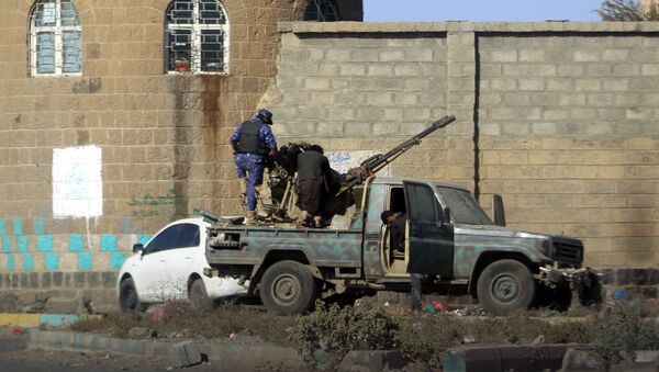 Huthi fighters man an anti-aircraft gun in the Yemeni capital Sanaa on December 2, 2017, during clashes with supporters of Yemeni ex-president Ali Abdullah Saleh - Sputnik International