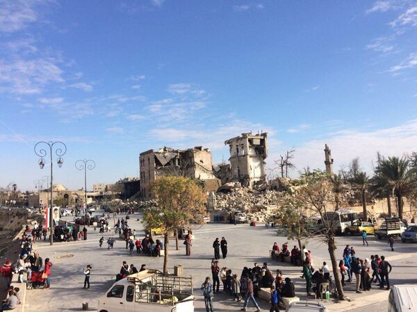 Residents on a street in Aleppo - Sputnik International