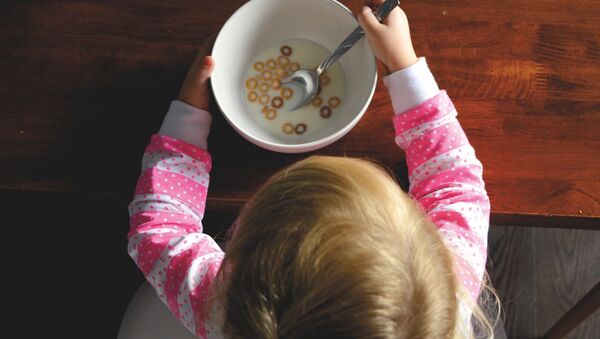 A child eating breakfast - Sputnik International