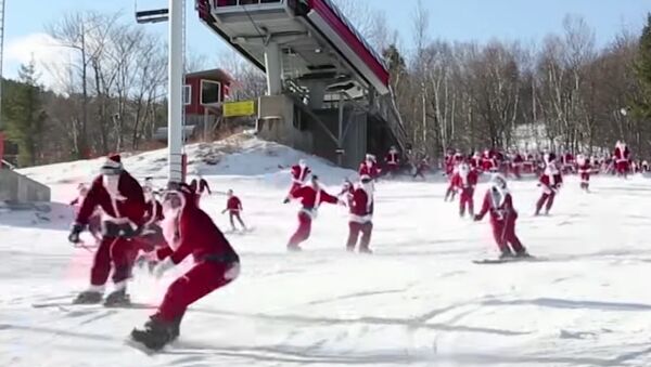 These Santas are Skiing for Presents! - Sputnik International