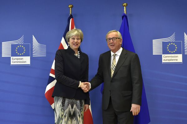 British Prime Minister Theresa May (L) shakes hands with European Commission chief Jean-Claude Juncker prior to a Brexit negotiation meeting on December 4, 2017 at the European Commission in Brussels British Prime Minister Theresa May (L) shakes hands with European Commission chief Jean-Claude Juncker prior to a Brexit negotiation meeting on December 4, 2017 at the European Commission in Brussels - Sputnik International