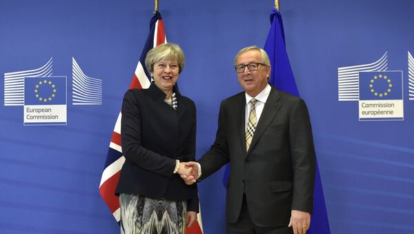 British Prime Minister Theresa May (L) shakes hands with European Commission chief Jean-Claude Juncker prior to a Brexit negotiation meeting on December 4, 2017 at the European Commission in Brussels - Sputnik International