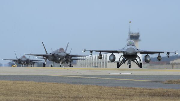 U.S. Air Force F-16 Fighting Falcon, right, and F-35A Lightning IIs assigned to the 34th Expeditionary Fighter Squadron Hill Air Force Base, Utah, taxi toward the end of the runway during the exercise VIGILANT ACE 18 at Kunsan Air Base, South Korea - Sputnik International