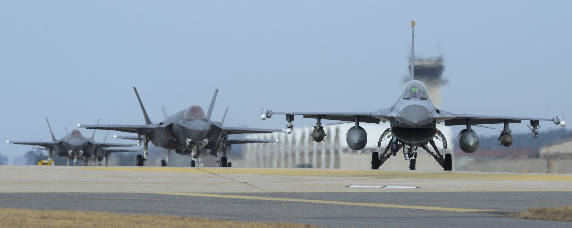U.S. Air Force F-16 Fighting Falcon, right, and F-35A Lightning IIs assigned to the 34th Expeditionary Fighter Squadron Hill Air Force Base, Utah, taxi toward the end of the runway during the exercise VIGILANT ACE 18 at Kunsan Air Base, South Korea - Sputnik International, 1920, 24.08.2022