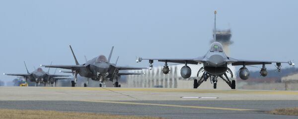 U.S. Air Force F-16 Fighting Falcon, right, and F-35A Lightning IIs assigned to the 34th Expeditionary Fighter Squadron Hill Air Force Base, Utah, taxi toward the end of the runway during the exercise VIGILANT ACE 18 at Kunsan Air Base, South Korea - Sputnik International