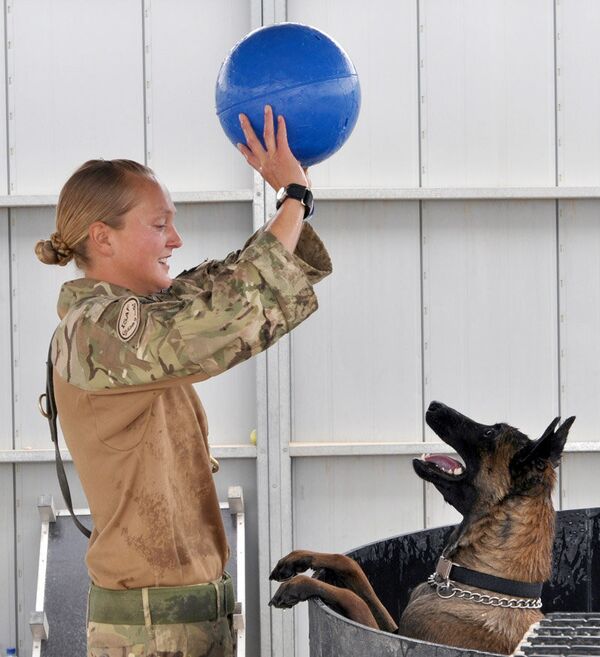 Lance Corporal Kelly Wolstencroft, with Kevin - Sputnik International