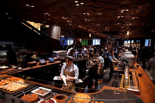 A view of the new Starbucks Reserve Roastery during a press conference in Shanghai, China, December 5, 2017 - Sputnik International