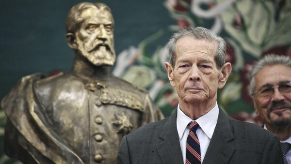 Former Romanian King Michael poses next to a bronze sculpture depicting the founder of Romania's royal dynasty, King Carol I, in the country's parliament in Bucharest, Romania - Sputnik International