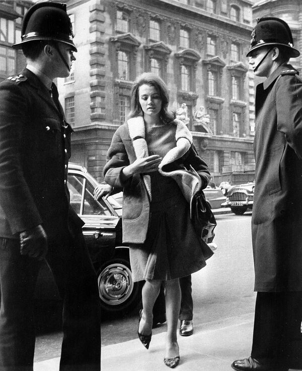 Christine Keeler, 21, arrives at Old Bailey in London, in this file photo dated April 1, 1963, where her bail was forfeited for her failure to appear earlier as a court witness in a shooting case against her ex-lover Christine Keeler, 21, arrives at Old Bailey in London, in this file photo dated April 1, 1963, where her bail was forfeited for her failure to appear earlier as a court witness in a shooting case against her ex-lover - Sputnik International