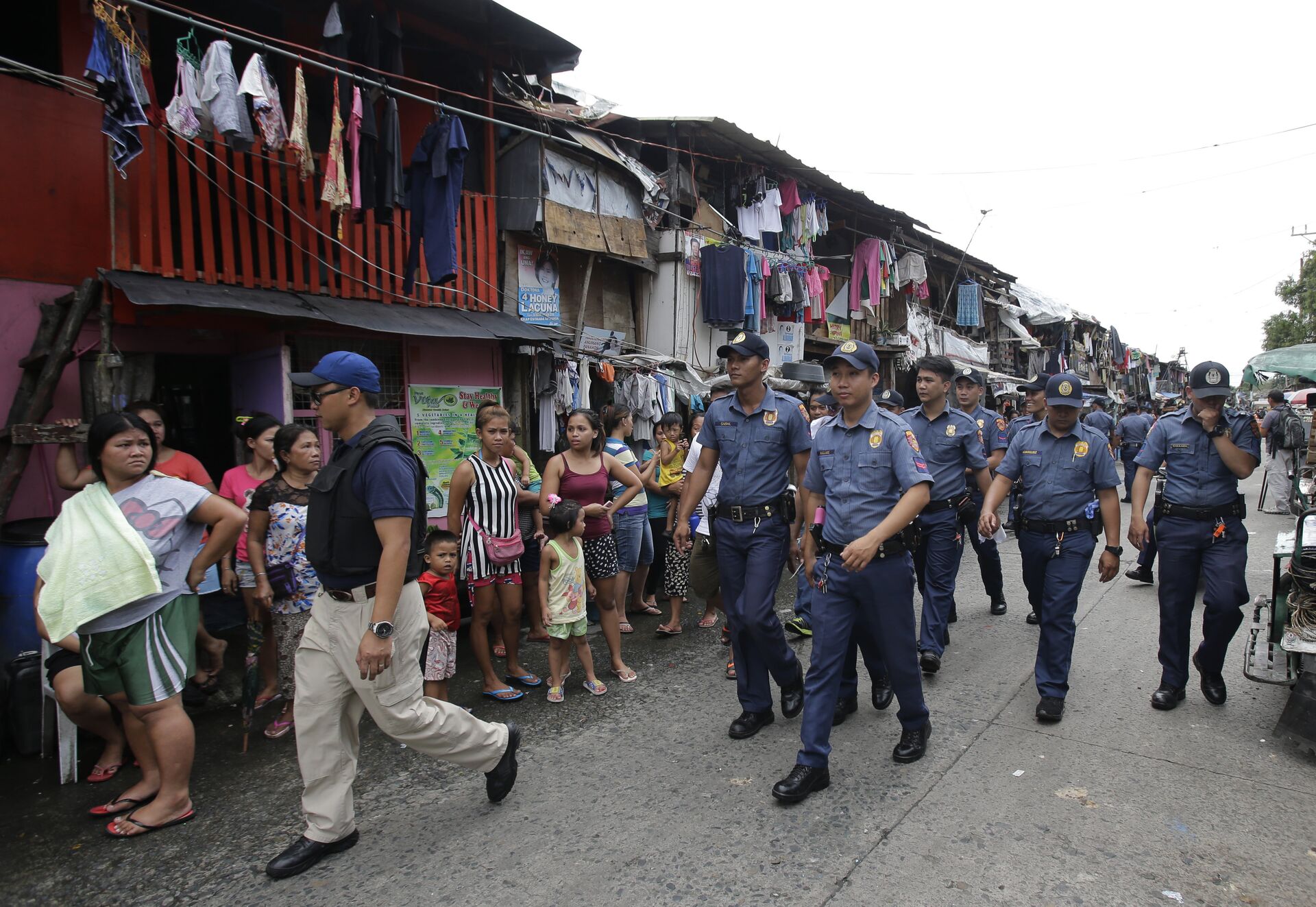 (File) Policemen patrol around a slum area during a police operation as part of the continuing War on Drugs campaign of Philippine President Rodrigo Duterte in Manila, Philippines on Thursday, Oct. 6, 2016 - Sputnik International, 1920, 05.10.2021