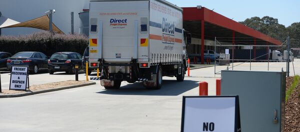This general view shows deliver trucks outside US retailer Amazon's new 24,000-square-metre centre in Melbourne on November 23, 2017 - Sputnik International