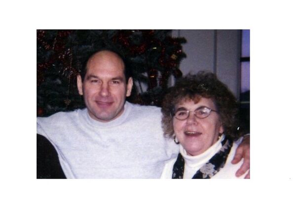 Jack Whomes, with his mother Pam, during a visit in HMP Whitemoor - Sputnik International