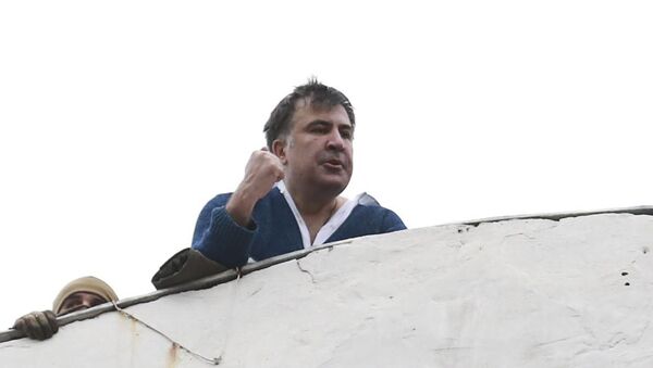 Georgian former President Mikheil Saakashvili is seen on the roof of a building during a search of his apartment in Kiev, Ukraine - Sputnik International