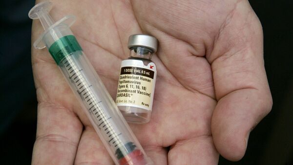 In this Monday, Aug. 28, 2006 file photo, a doctor holds the human papillomavirus vaccine Gardiasil in his hand at his Chicago office - Sputnik International