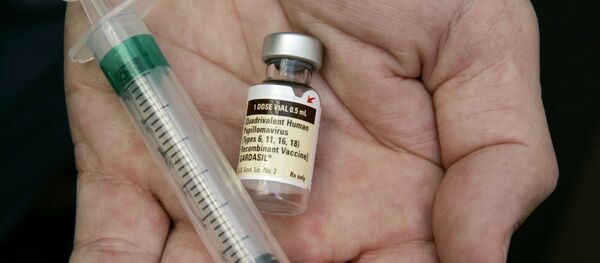 In this Monday, Aug. 28, 2006 file photo, a doctor holds the human papillomavirus vaccine Gardiasil in his hand at his Chicago office - Sputnik International