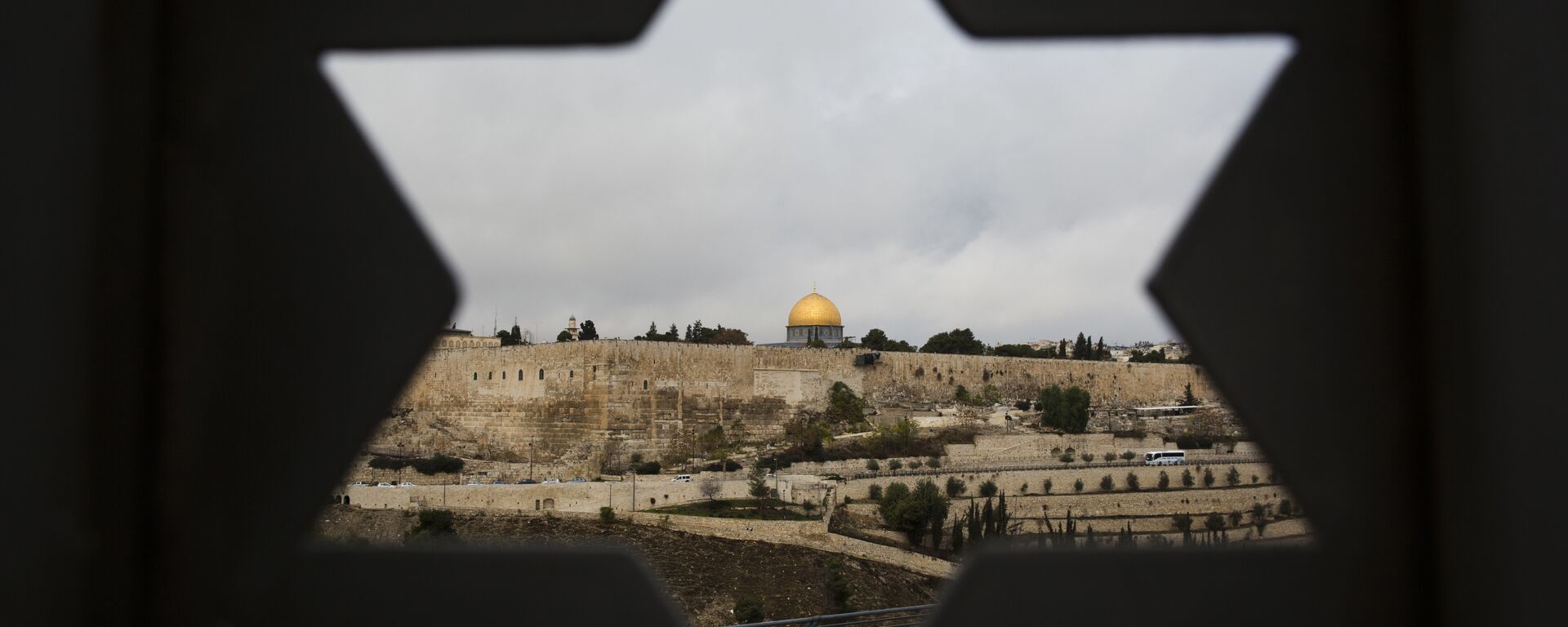 Jerusalem Old City is seen trough a door with the shape of star of David, in Jerusalem, Wednesday, Dec. 6, 2017.  - Sputnik International, 1920, 28.12.2022