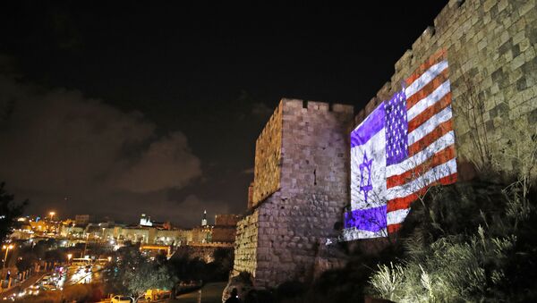Giant US flag screened alongside Israel's national flag by the Jerusalem municipality on the walls of the old city - Sputnik International