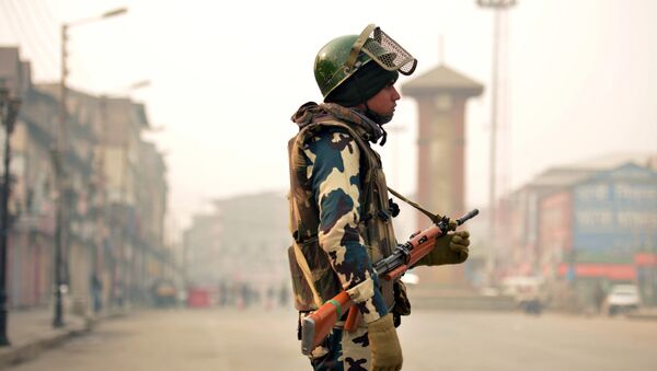 An Indian paramilitary trooper stands at the Lal Chowk area of central Srinagar. (File) - Sputnik International