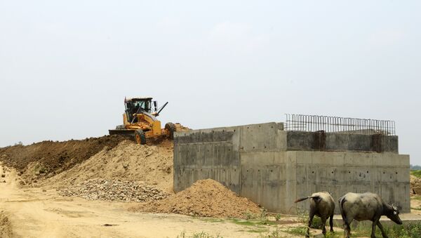 In this photograph taken on June 14, 2017, Indian labourers work at the construction area of the new railway in Janakpur, some 300km south of Kathmandu - Sputnik International