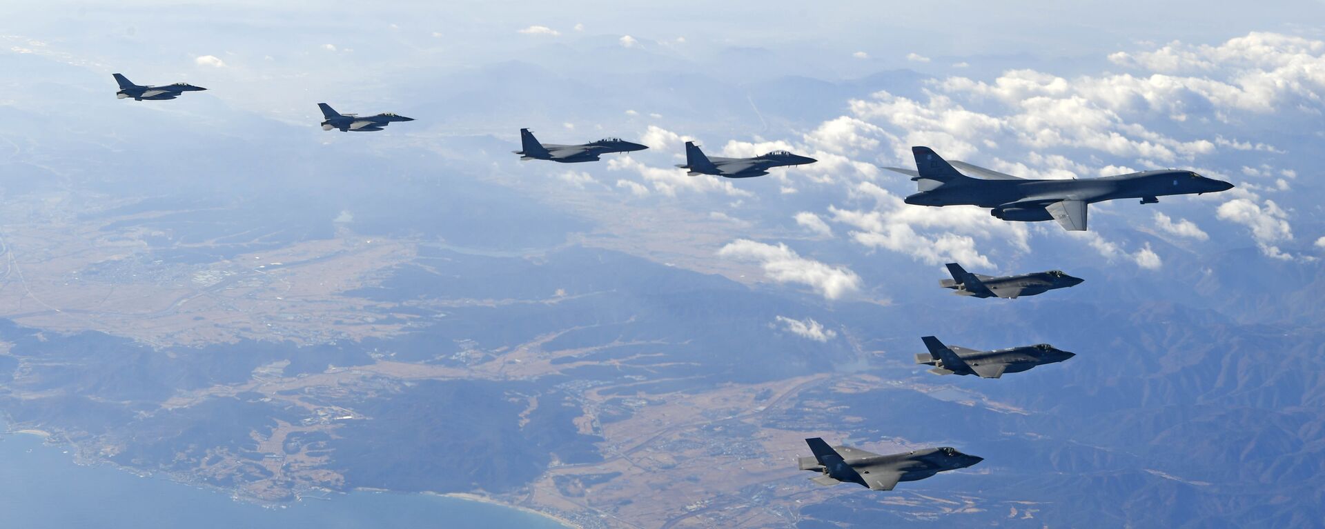 In this photo provided by South Korea Defense Ministry, U.S. Air Force B-1B bomber, right top, flies over the Korean Peninsula with South Korean fighter jets and U.S. fighter jets during the combined aerial exercise, South Korea, Wednesday, Dec. 6, 2017 - Sputnik International, 1920, 31.01.2023