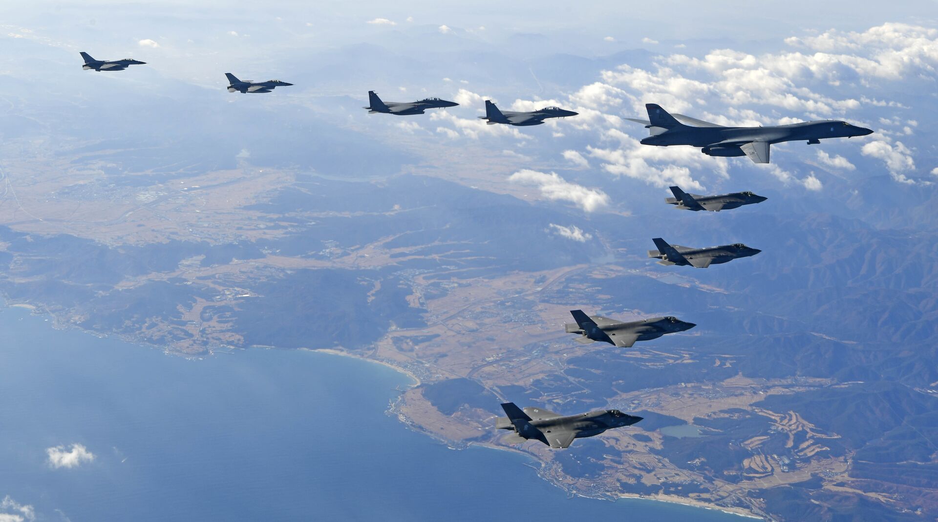In this photo provided by South Korea Defense Ministry, U.S. Air Force B-1B bomber, right top, flies over the Korean Peninsula with South Korean fighter jets and U.S. fighter jets during the combined aerial exercise, South Korea, Wednesday, Dec. 6, 2017 - Sputnik International, 1920, 01.12.2021