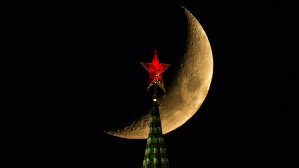 The Moon over the Moscow Kremlin's Spasskaya (Savior) Tower - Sputnik International