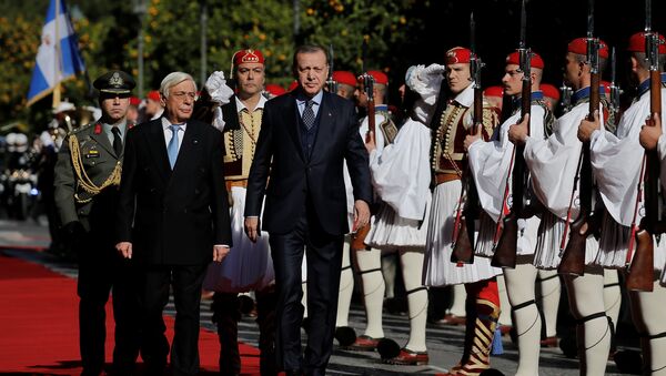 Greek President Prokopis Pavlopoulos and his Turkish counterpart Tayyip Erdogan inspect a guard of honour during a welcome ceremony in Athens, Greece December 7, 2017 - Sputnik International