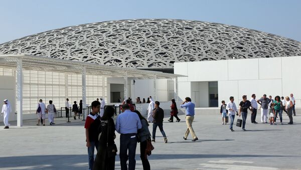 Visitors are seen at the Louvre Abu Dhabi after it was opened to public in Abu Dhabi, United Arab Emirates, November 11, 2017 - Sputnik International