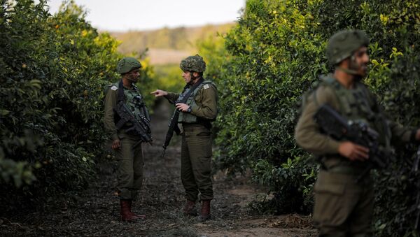 Israeli soldiers patrol the area near the Israeli Gaza border on its Israeli side - Sputnik International