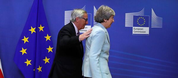 Britain's Prime Minister Theresa May is welcomed by European Commission President Jean-Claude Juncker at the EC headquarters in Brussels, Belgium December 8, 2017 Britain's Prime Minister Theresa May is welcomed by European Commission President Jean-Claude Juncker at the EC headquarters in Brussels, Belgium December 8, 2017 - Sputnik International