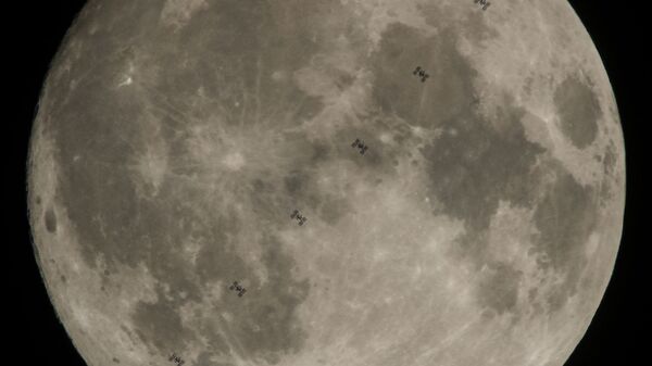 МКС с экипажем из шести человек на борту на фоне Луны. Составное изображение из 6 кадров - Sputnik International