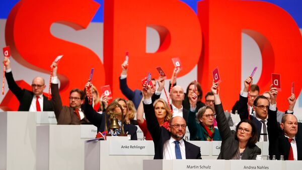 Social Democratic Party (SPD) members vote during an SPD party convention in Berlin, Germany, December 7, 2017 - Sputnik International