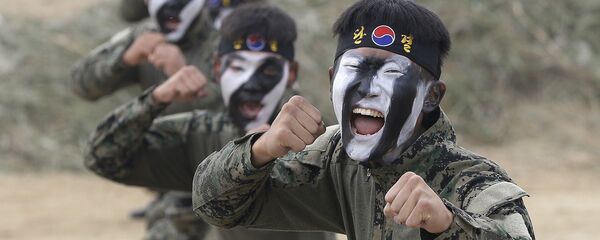Soldiers of the South Korean army special forces demonstrate their martial art skills during Naktong River Battle re-enactment in Waegwan, South Korea, Thursday, Sept. 22, 2016 - Sputnik International