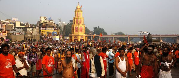 Indian Hindu holy men wait for their sect leader for holy dip on the second shahi snan or royal bath in the river Godavari during the ongoing Kumbh Mela, or Pitcher Festival, in Nasik, India, Sunday Sept. 13, 2015 - Sputnik International