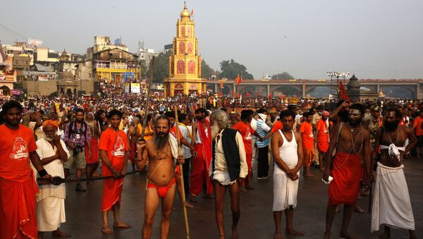Indian Hindu holy men wait for their sect leader for holy dip on the second shahi snan or royal bath in the river Godavari during the ongoing Kumbh Mela, or Pitcher Festival, in Nasik, India, Sunday Sept. 13, 2015 - Sputnik International