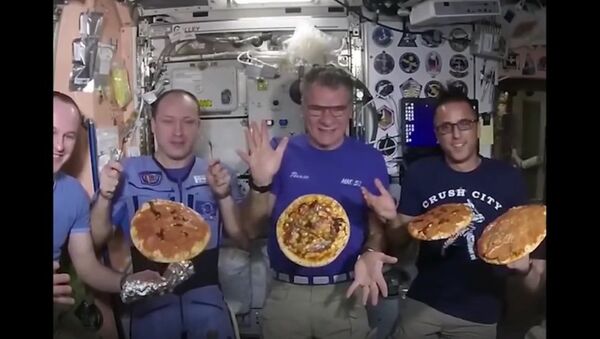 Pizza Cooked Inside the ISS - Sputnik International