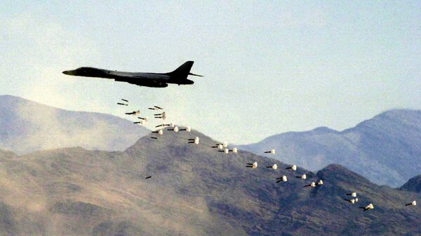 A B1-B bomber drops live bombs at the Nevada Test and Training Range - Sputnik International