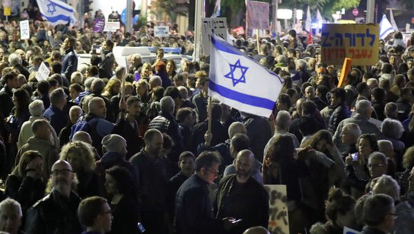 Israelis take part in a demonstration under the name March of Shame to protest against government corruption and Prime Minister Benjamin Netanyahu on December 9, 2017 in Tel Aviv - Sputnik International
