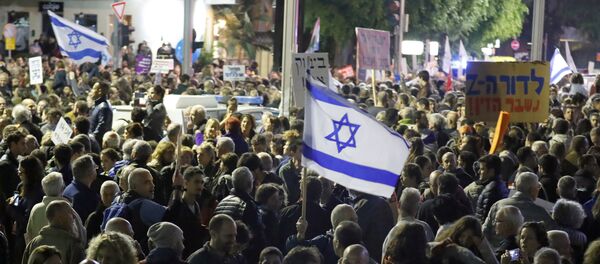 Israelis take part in a demonstration under the name March of Shame to protest against government corruption and Prime Minister Benjamin Netanyahu on December 9, 2017 in Tel Aviv - Sputnik International