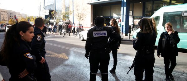 Israeli police patrol the area where a man was stabbed at the central bus station in Jerusalem December 10, 2017 - Sputnik International