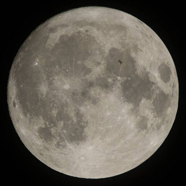 The International Space Station, with a crew of six onboard, is seen in silhouette as it transits the Moon at roughly five miles per second, Saturday, Dec. 2, 2017, in Manchester Township, York County, Pennsylvania - Sputnik International