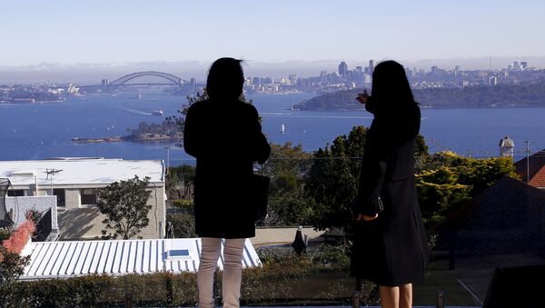 The Sydney Opera House and Harbour Bridge can be seen behind real estate agent and a potential buyer from Shanghai, during an inspection of a property for sale in the Sydney suburb of Vaucluse, Australia, July 11, 2015 - Sputnik International