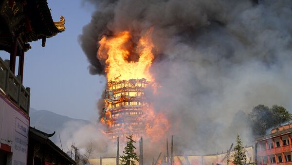 A temple under construction is seen engulfed in fire in Mianzhu, Sichuan province, China December 10, 2017 - Sputnik International