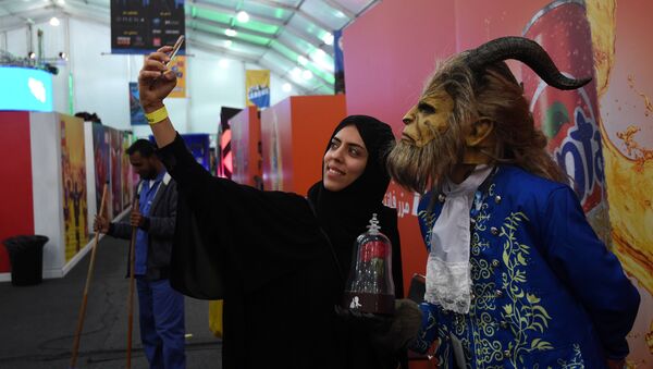 A Saudi woman uses her cell phone to take a selfie photograph with a cosplayer dressed as the Beast from Disney's 2017 live-action Beauty and the Beast film, as they attend the first ever Comic-Con Arabia event held in the capital Riyadh - Sputnik International