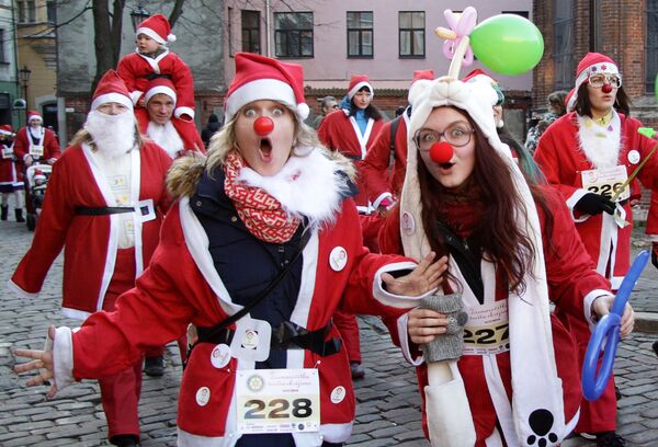 Ho-Ho-Hot! Ladies From Around the World Grace Santa Claus Costumes - Sputnik International