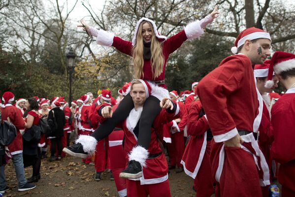 Ho-Ho-Hot! Ladies From Around the World Grace Santa Claus Costumes - Sputnik International