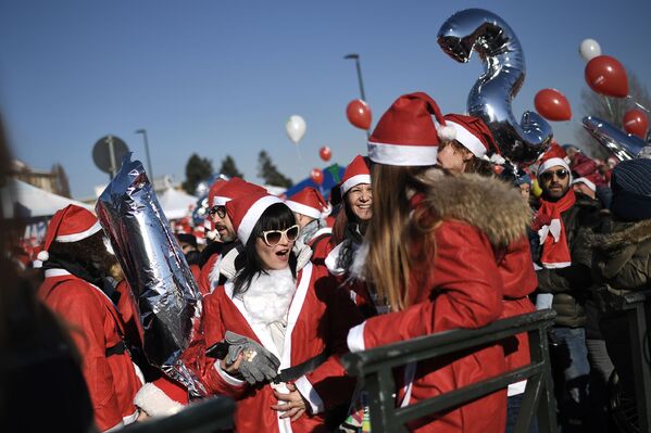 Ho-Ho-Hot! Ladies From Around the World Grace Santa Claus Costumes - Sputnik International