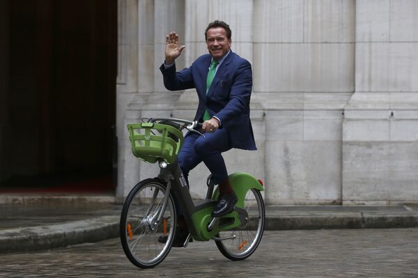 Arnold Schwarzenegger arrives on bicycle to meet Paris mayor Anne Hdalgo, Monday Dec. 11, 2017 in Paris Arnold Schwarzenegger arrives on bicycle to meet Paris mayor Anne Hdalgo, Monday Dec. 11, 2017 in Paris - Sputnik International