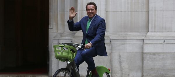 Arnold Schwarzenegger arrives on bicycle to meet Paris mayor Anne Hdalgo, Monday Dec. 11, 2017 in Paris - Sputnik International